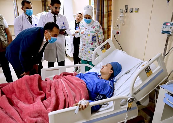 مدبولي يتابع الحالة الصحية لمريضة أثناء جولته اليوم بمحافظة السويس 1 572536795 1381099517393798 4044805326827792295 n