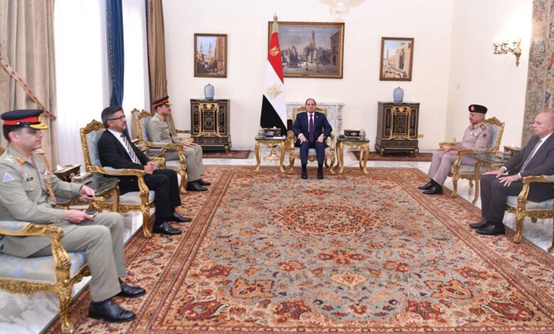الرئيس السيسي يستقبل المشير عاصم منير رئيس أركان القوات البرية الباكستانية 1 FB IMG 1761398154898