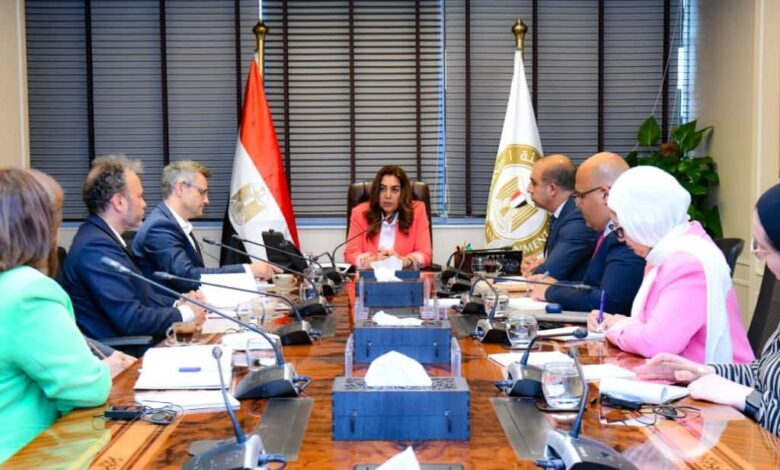د.منال عوض تلتقي مدير برنامج قطاع الأعمال والتحول الأخضر بالوكالة الالمانية للتعاون الدولي (جي اي زد) مصر للتعاون في منظومة إدارة المخلفات الصلبة 1 FB IMG 1761821236875