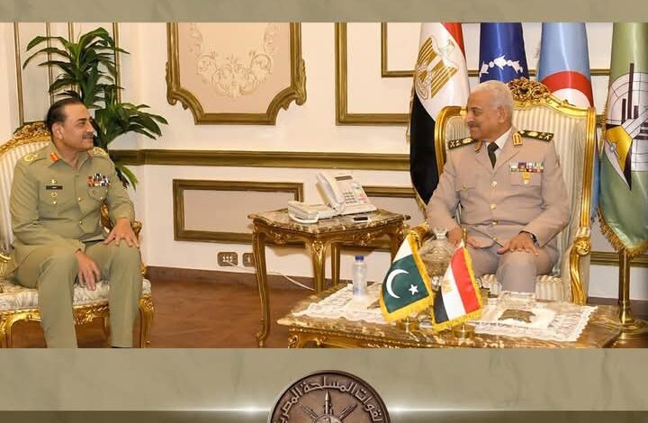 القائد العام للقوات المسلحة وزير الدفاع والإنتاج الحربى و رئيس أركان حرب القوات المسلحة يلتقيان رئيس أركان القوات البرية الباكستانية 1 Screenshot ٢٠٢٥١٠٢٤ ١٢١٩٢٩