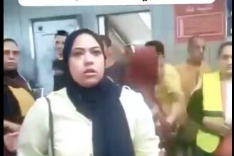 ست بمليون راجل .. مواطنة تصرخ بمحطة المترو "أنا هشتكي في الوزارة"لصرف التذاكر رغم وجود عطل 5 ستت بمليون راجل