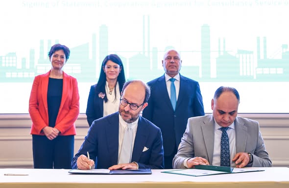 مصر توقّع مع الوكالة الفرنسية للتنمية وبنك الاستثمار الأوروبي اتفاق تمويل ميسر ومنحة بقيمة 53.8 مليون يورو (2.9 مليار جنيه) لتنفيذ برنامج الصناعات الخضراء المستدامة GSI 1 587938629 1408019571368459 3960079766636137001 n