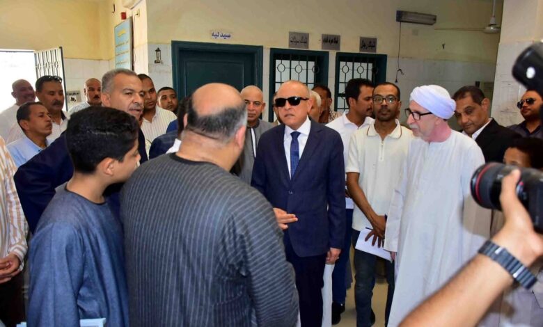 محافظ الأقصر يتفقد قرية المنشاة العماري عقب صلاة الجمعة ويوجه بحلول عاجلة لمياه الشرب والخدمات الصحية بالقرية 1 FB IMG 1762525666365