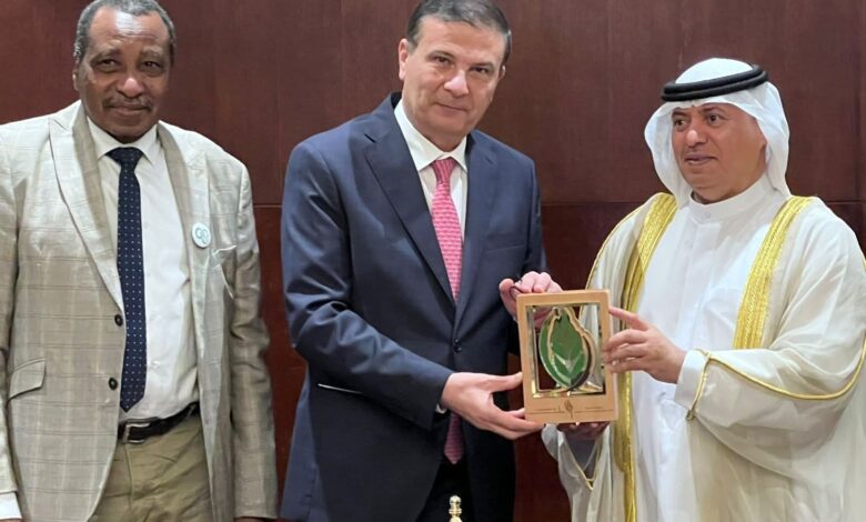 وزير الزراعة يبحث تعزيز الاستثمارات العربية في المجال الزراعي مع رئيس الهيئة العربية للاستثمار ومدير المنظمة العربية للتنمية الزراعية 1 FB IMG 1762855321460