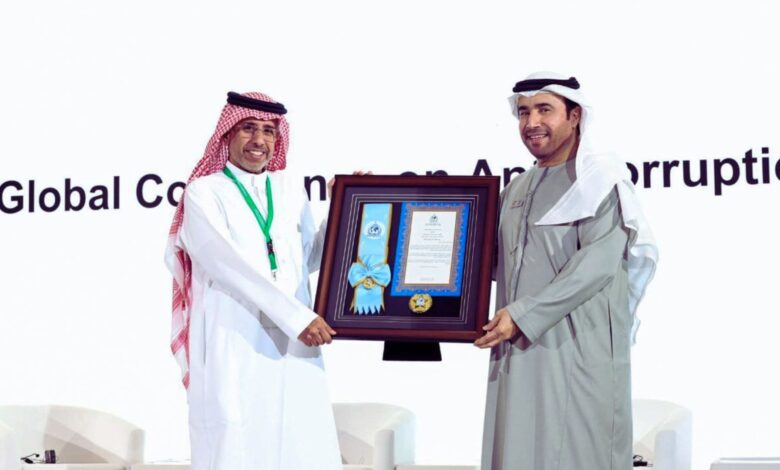 رئيس "الإنتربول" يقلد الأمين العام لمجلس وزراء الداخلية العرب وسام المنظمة من الطبقة الخاصة 1 FB IMG 1762950341664