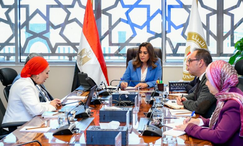 د. منال عوض تشيد بمجهودات مركز التميز للدراسات البحثية و التطبيقية للتغيرات المناخية والتنمية المستدامة 1 FB IMG 1763117605392