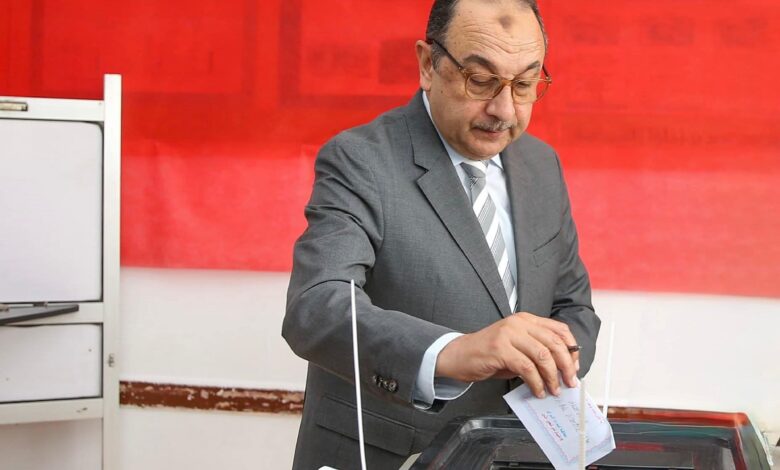 وزير قطاع الأعمال العام يدلي بصوته في انتخابات مجلس النواب بلجنته الانتخابية بمدرسة سيزا نبراوي بالقاهرة الجديدة 1 FB IMG 1763975474187