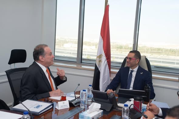 وزير الاستثمار والتجارة الخارجية يبحث مع وفد "بلومبرج جرين" الأمريكية إنشاء مركز إقليمي للأمن الغذائي وتوطين تكنولوجيا الحفظ الزراعي بمصر 1 595389108 1419955210174895 589388471001370994 n