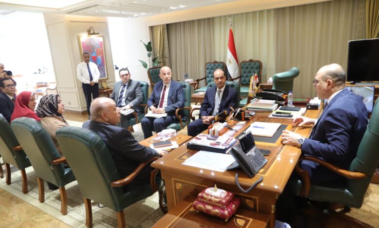 وزير العمل يجتمع مع المجلس الصحي المصري ونقابة التمريض لوضع اشتراطات مهنة مساعد خدمات صحية 1 595431546 1420647600105656 8415020085087089059 n