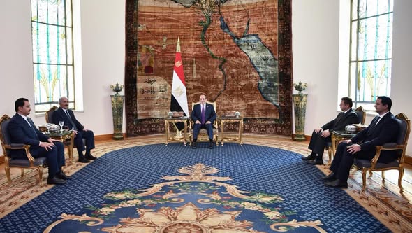 الرئيس يستقبل المشير خليفة حفتر القائد العام للجيش الوطني الليبي في حضور رئيس المخابرات العامة 1 597624360 1412019083620149 1487880639286318493 n