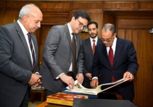 خلال زيارته لدار المحفوظات .. وزير الخارجية يتسلم وثائق ومستندات وخرائط تاريخية بعد ترميمها 2 604648514 1434067425430340 5154718533711126465 n