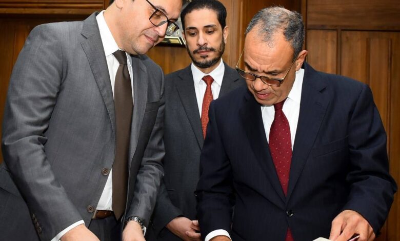 خلال زيارته لدار المحفوظات .. وزير الخارجية يتسلم وثائق ومستندات وخرائط تاريخية بعد ترميمها 1 605772585 1434067338763682 2246326010745551808 n