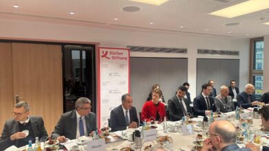 وزير الخارجية يشارك في جلسة حوارية بمؤسسة Korber Stiftung بحضور عدد من رؤساء وممثلي مراكز الأبحاث الألمانية 6 FB IMG 1764673595409