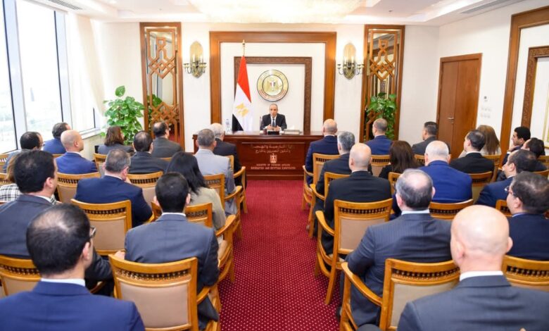 وزير الخارجية يجتمع مع قيادات الوزارة من الدرجات الوسطى لمتابعة سير العمل بالوزارة 1 FB IMG 1765899056594