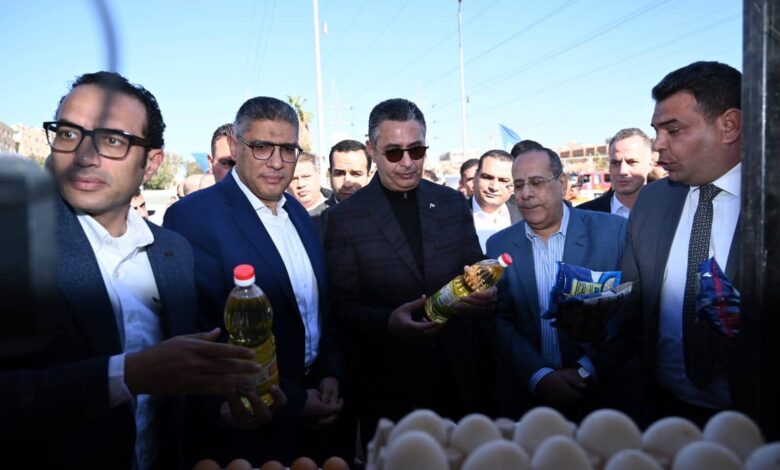 وزير التموين والمهندس محافظ الجيزة يفتتحان سوق اليوم الواحد بمنطقة حدائق الأهرام.. وتفقد 19 سوقاً لليوم الواحد لعدد من مراكز وإحياء محافظة الجيزة عبر تقنية الفيديو كونفرانس 1 FB IMG 1766221261609