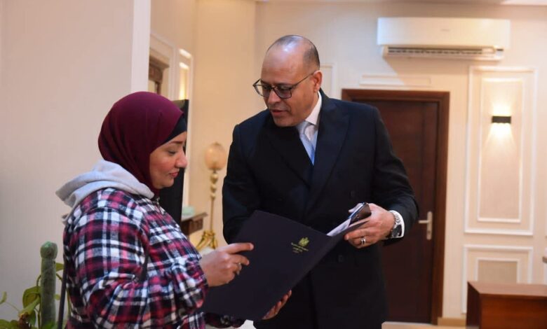 وزير العمل يوفر إعانة مالية و فرصة عمل لصاحبة الفيديو المتداول بشأن التخلي عن أبنائها الأربعة 1 FB IMG 1766487976902