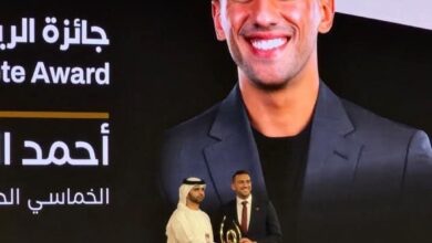 وزير الشباب والرياضة يهنئ البطل الأولمبي أحمد الجندي بعد تتويجه أفضل رياضي عربي بجائزة محمد بن راشد للإبداع الرياضي 2 FB IMG 1767079062099