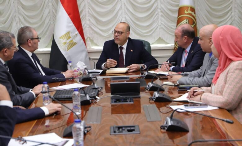 لتهيئة بيئة لائقة ومتوازنة..وزير العمل يلتقي وفدًا من مجلس إدارة غرفة صناعة الملابس والمفروشات المنزلية باتحاد الصناعات 1 FB IMG 1767079427926