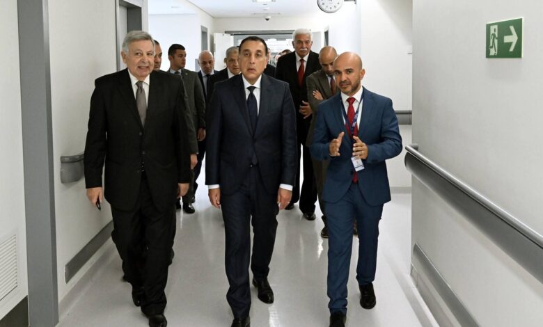عقب افتتاحه:رئيس الوزراء يتفقد عددا من أقسام المستشفى الجامعي بجامعة الجيزة الجديدة 1 FB IMG 1767099313836
