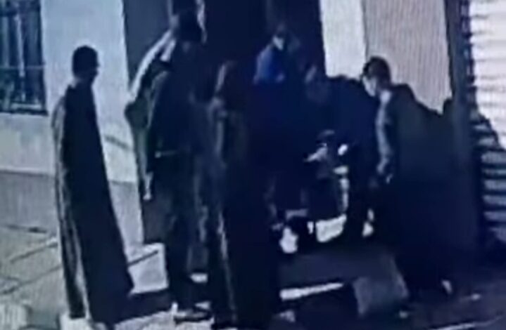 مسعف ينقذ طفل حشر قطعة حلوى في حنجرته 1 Screenshot ٢٠٢٥١٢٢٥ ١١٤٩٥٣