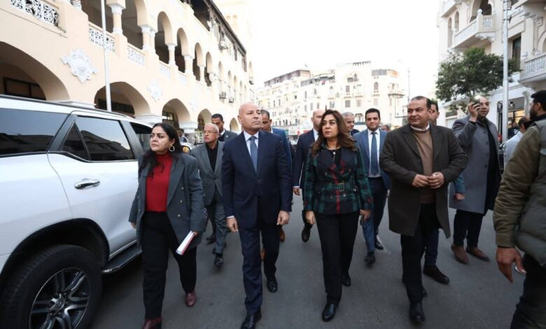د. منال عوض ومحافظ القاهرة يتفقدان أعمال تطوير شارع إبراهيم بمنطقة الكوربة بمصر الجديدة 1 FB IMG 1767644162433