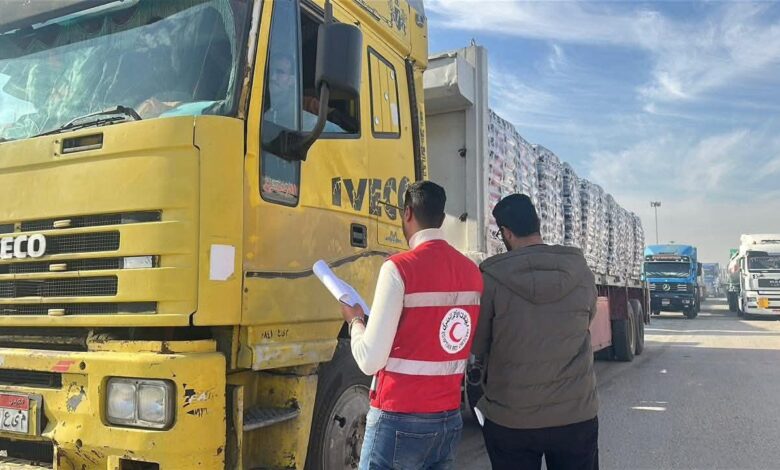 الهلال الأحمر المصري : 6 آلاف طن مساعدات إنسانية وملابس شتوية عبر قافلة «زاد العزة» 111 1 FB IMG 1767802085668