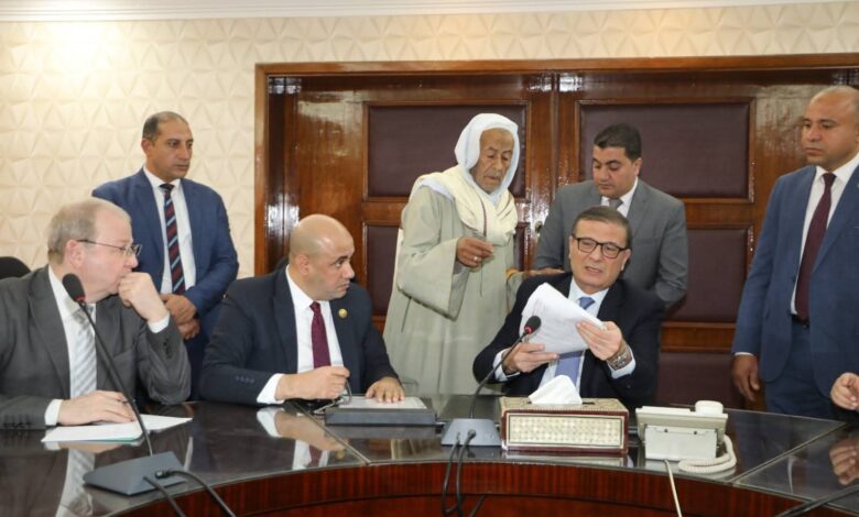 وزير الزراعة يستقبل عددًا من مزارعي ومنتفعي الإصلاح الزراعي.. ويوجه بصرف الأسمدة لمنتفعي الإصلاح الزراعي فورًا دون ربطها بالمديونيات 1 FB IMG 1767949163288