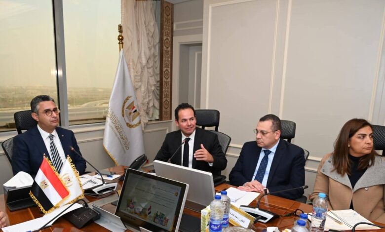 الدكتور شريف فاروق والدكتور أسامة الجوهري يستعرضان خطوات إطلاق تطبيق كارت المفتش للرقابة على المنشآت التموينية وحوكمتها 1 FB IMG 1768237142402