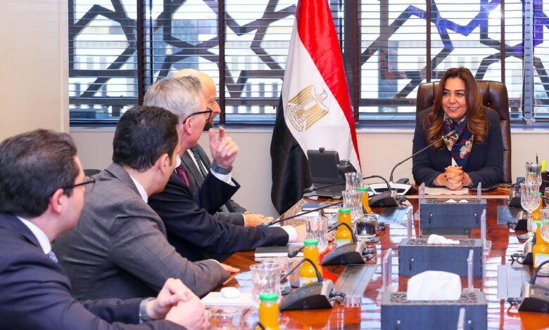 وزيرة التنمية المحلية والقائم بأعمال وزير البيئة توجه بالانتهاء من دراسة تقييم الأثر البيئي لمشروع توليد الكهرباء من الرياح بالبحر الأحمر 1 FB IMG 1768383496533