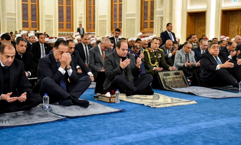 الرئيس عبد الفتاح السيسي أدى صلاة الفجر بمسجد العزيز الحكيم بالمقطم إيذانًا بافتتاحه 1 FB IMG 1768565347504
