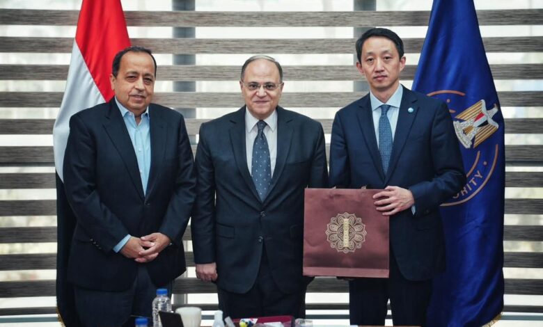 رئيس هيئة الدواء يبحث مع ممثلي شركة جيبتو فارما وغان أند لي الصينية سبل توطين الصناعة الدوائية 1 FB IMG 1768929981663