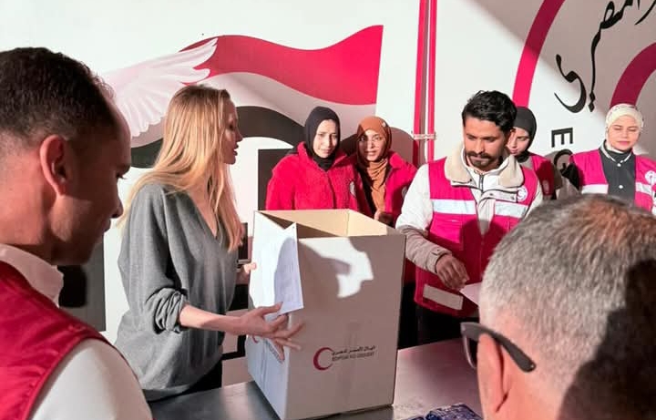 خلال استقبالها بمركز الهلال الأحمر بالعريش : أنجلينا جولي تقوم بتعبئة أحد صناديق المساعدات الإنسانية المخصصة لقطاع غزة 1 Screenshot ٢٠٢٦٠١٠٢ ١٦١١٣١