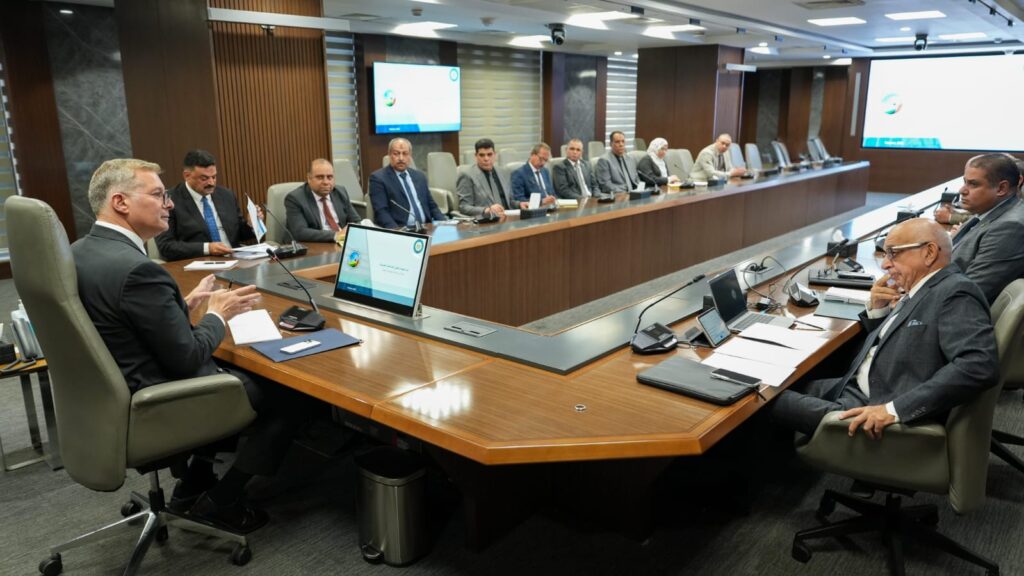 وزير البترول والثروة المعدنية يعقد اجتماعاً مع مجلس إدارة هيئة الثروة المعدنية والصناعات التعدينية. 7 1