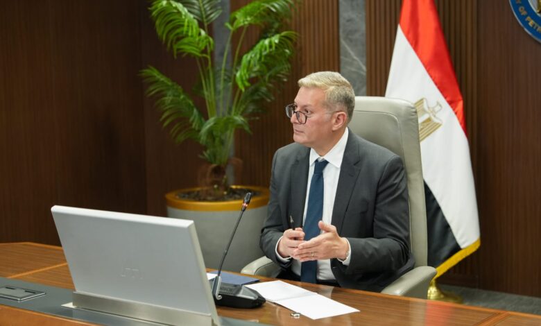 وزير البترول والثروة المعدنية يعقد اجتماعاً مع مجلس إدارة هيئة الثروة المعدنية والصناعات التعدينية. 1 2