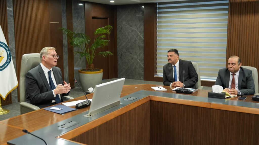 وزير البترول والثروة المعدنية يعقد اجتماعاً مع مجلس إدارة هيئة الثروة المعدنية والصناعات التعدينية. 6 3