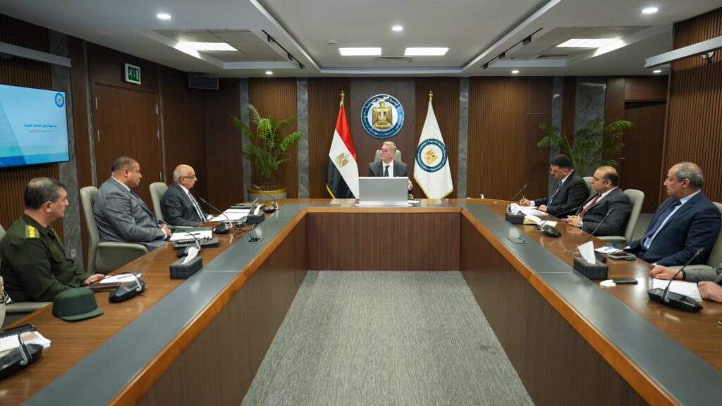 وزير البترول والثروة المعدنية يعقد اجتماعاً مع مجلس إدارة هيئة الثروة المعدنية والصناعات التعدينية. 5 4