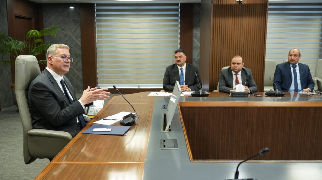 وزير البترول والثروة المعدنية يعقد اجتماعاً مع مجلس إدارة هيئة الثروة المعدنية والصناعات التعدينية. 4 5