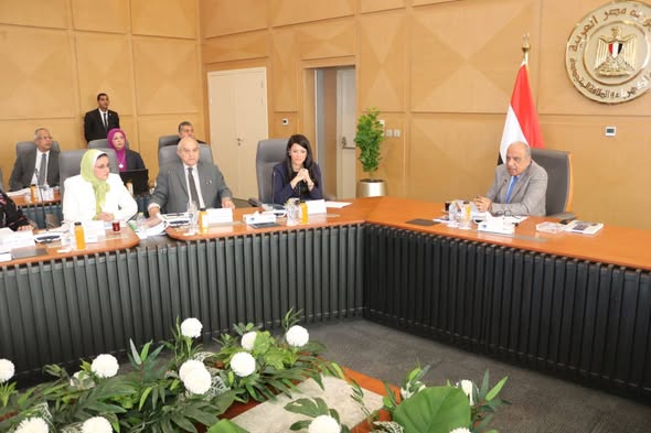 بحضور وزيرة التخطيط والتنمية الاقتصادية والتعاون الدولي .. وزير الكهرباء والطاقة المتجددة يترأس اجتماع الجمعية العامة للشركة المصرية لنقل الكهرباء 1 629222782 1475713727932376 5714322000788951038 n