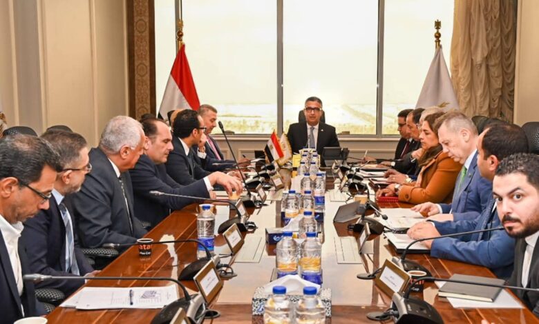 وزير التموين يعقد اجتماعًا موسعًا لتعزيز الاكتفاء الذاتي من السلع الاستراتيجية وفي مقدمتها السكر 1 FB IMG 1770120365169
