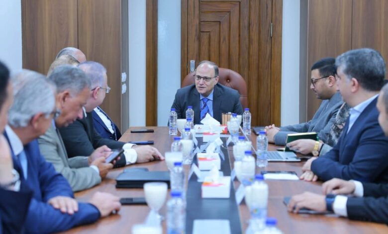 رئيس هيئة الدواء المصرية فى اجتماع مع غرفة صناعة الدواء لمناقشة قرار تجديد الاشتراطات الفنية للمصانع 1 FB IMG 1770226135605