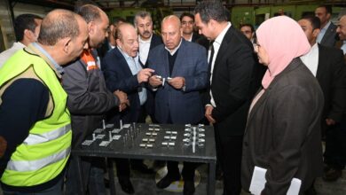 نائب رئيس مجلس الوزراء للتنمية الصناعية وزير الصناعة والنقل يتفقد 3 مصانع متخصصة في الصناعات الهندسية بمدينة العاشر من رمضان 2 FB IMG 1770279867811
