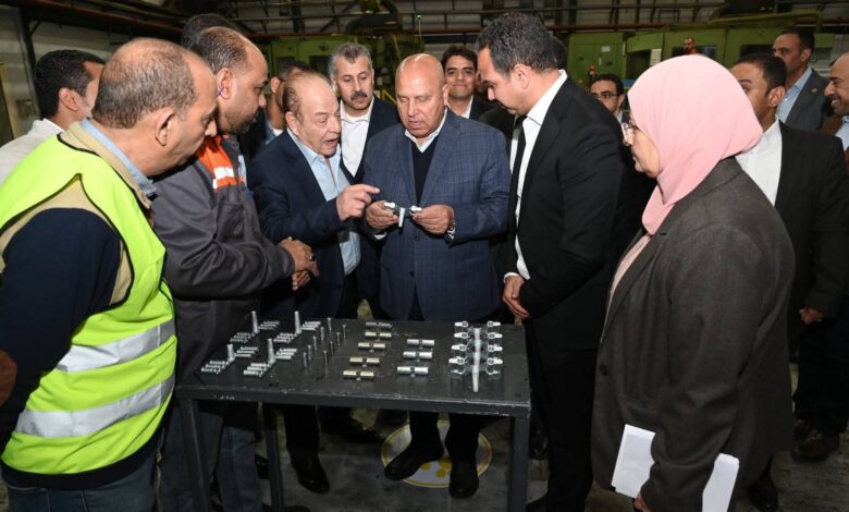 نائب رئيس مجلس الوزراء للتنمية الصناعية وزير الصناعة والنقل يتفقد 3 مصانع متخصصة في الصناعات الهندسية بمدينة العاشر من رمضان 1 FB IMG 1770279867811