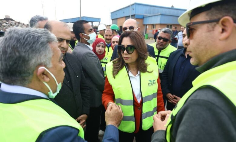 وزيرة التنمية المحلية والقائم بأعمال وزير البيئة ومحافظ الدقهلية يتفقدون مصنع معالجة وتدوير المخلفات بسندوب 1 FB IMG 1770306056164