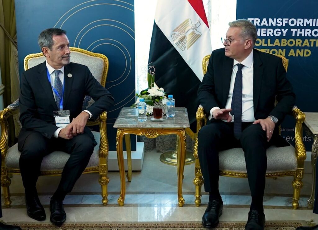 وزير البترول يبحث تعزيز التعاون مع شلمبرجير العالمية في تطبيق الحفر الأفقي لزيادة الإنتاج البترولي 4 WhatsApp Image 2026 03 31 at 9.17.51 AM
