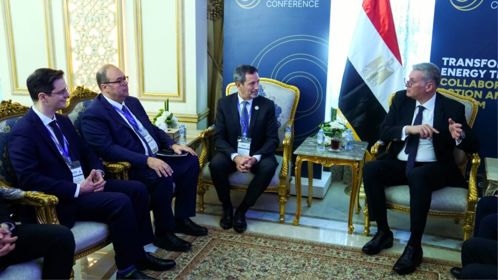 وزير البترول يبحث تعزيز التعاون مع شلمبرجير العالمية في تطبيق الحفر الأفقي لزيادة الإنتاج البترولي 3 WhatsApp Image 2026 03 31 at 9.17.52 AM 1
