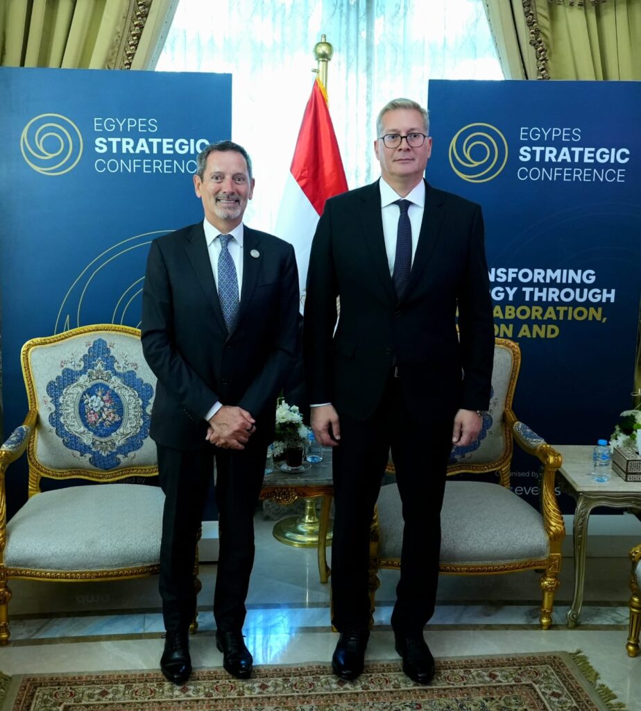 وزير البترول يبحث تعزيز التعاون مع شلمبرجير العالمية في تطبيق الحفر الأفقي لزيادة الإنتاج البترولي 6 WhatsApp Image 2026 03 31 at 9.17.52 AM 2