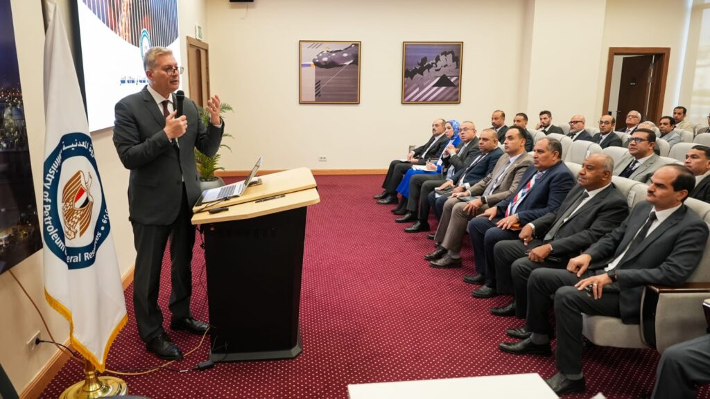 وزير البترول والثروة المعدنية لشركاء الاستثمار / أنظمة تعاقدية مبتكرة وأساليب حديثة لدعم زيادة الإنتاج البترولي 5 f1e79c9f 7a93 4a64 97a0 c1be8f4a2f2b