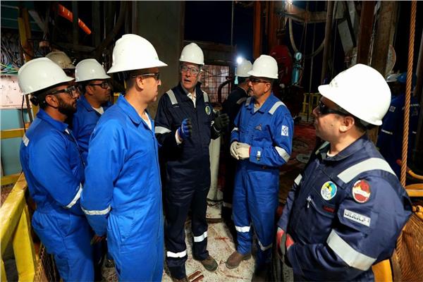 وزير البترول يتفقد العمل بالوردية الليلية على الحفار «EDC 73» بمنطقة مليحة 1 20260419090616569