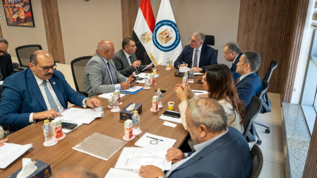 وزير البترول والثروة المعدنية يعقد اللقاء الدوري مع أعضاء مجلسي النواب والشيوخ 2 IMG 20260414 WA0049