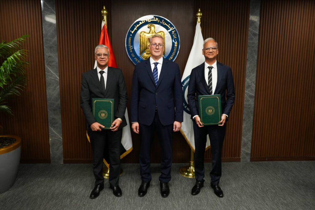 وزير البترول والثروة المعدنية يشهد توقيع عقد توريد خام الفوسفات للمجمع الصناعي الجديد بالمنطقة الاقتصادية لقناة السويس 3 b7b599ad ba6a 4eea a843 99776d363e0f